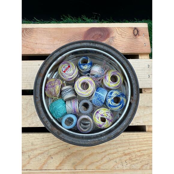 Vintage Tin with 15 Spools of Thread – Sewing Collectible - Picture 2 of 10